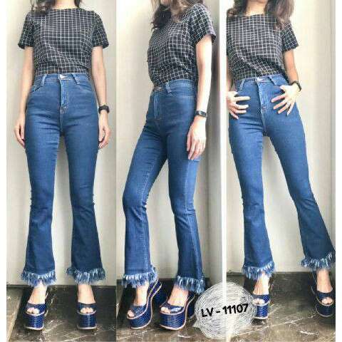 i love the cut of the jeans.