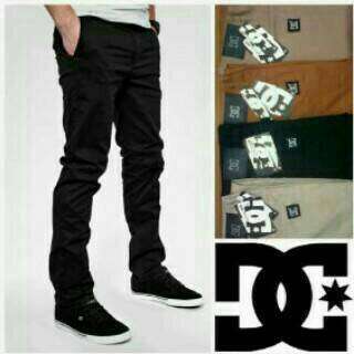 i'm not sure if i'm wearing the black pants, but i'm not sure what the guy is.