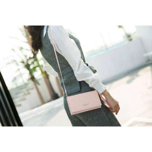 i love the color of this dress.