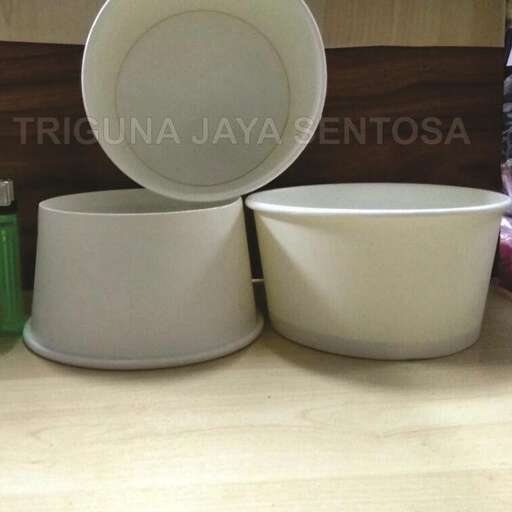 a couple of bowls sitting on top of a counter.
