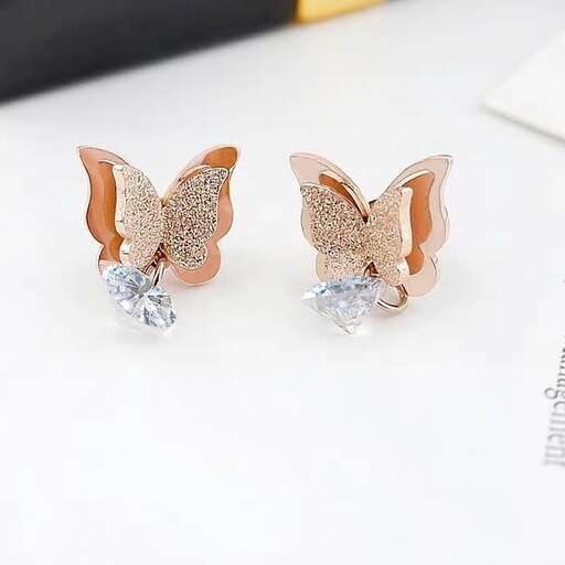 a pair of diamond and diamond earrings