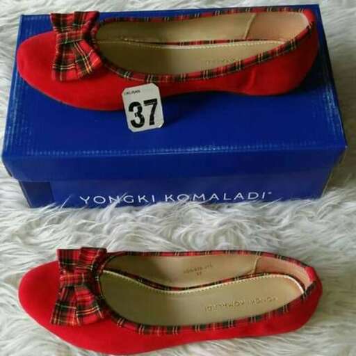 a pair of red shoes with a bow.