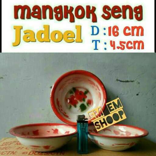 a set of bowls with a small amount of sugar on them.