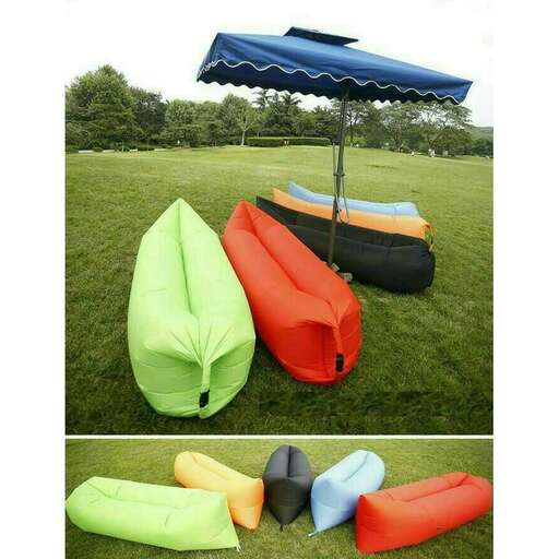 a couple of kayaks sitting on top of a grass covered field.