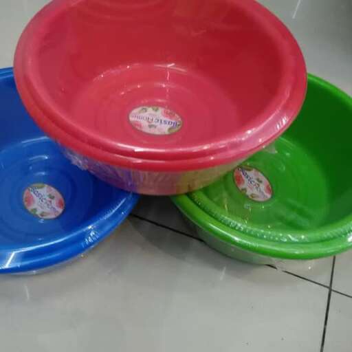 a plastic bowl with a lid on it