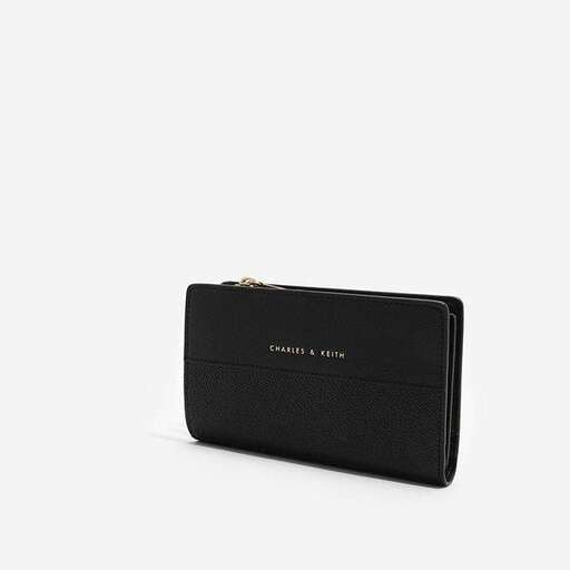 the black wallet with the name of the brand.