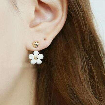 i'm not sure what this is but i'm going to wear this earring in black and white.