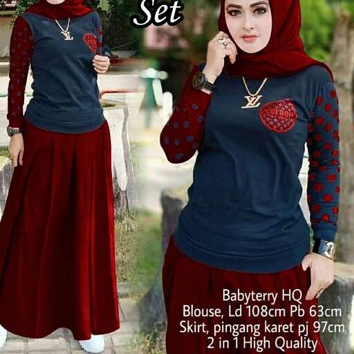 this is a set of women's plus size women's t - shirt with a long sleeved top and matching skirt.