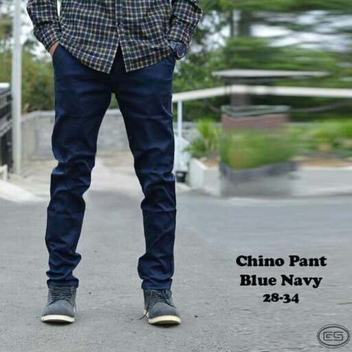 a man wearing a plaid shirt and blue jeans.