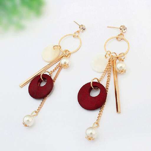a pair of earrings with a pearl and pearl.