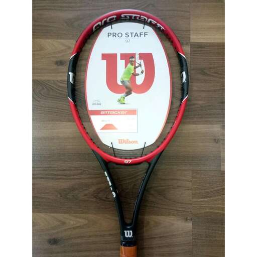 a tennis racket with a letter 