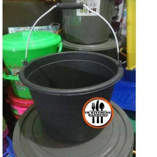 a bucket with a handle on top of it.