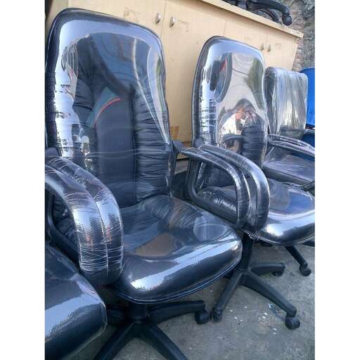 a row of chairs in a row