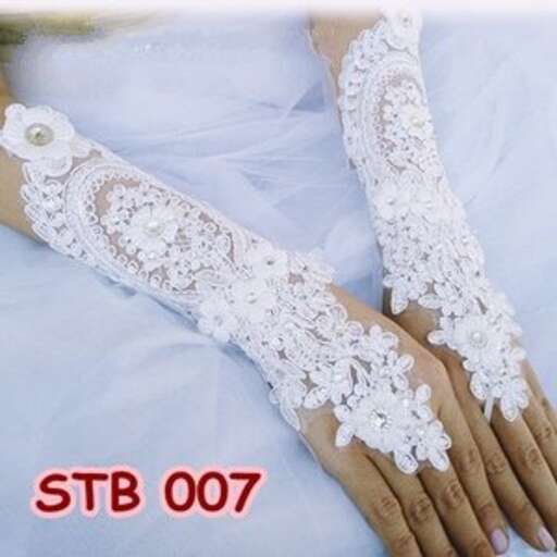 hand of a woman with lace