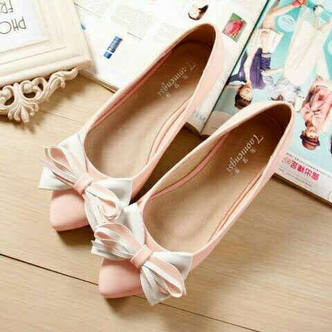 a pair of shoes with bow