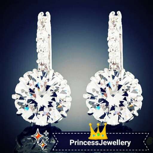 a diamond and diamond necklace, by business