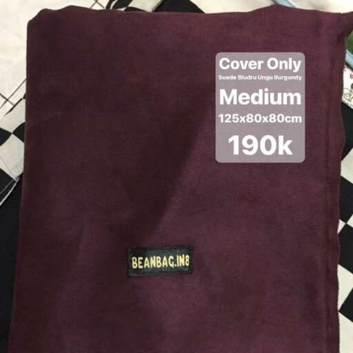 the bag is available in black and white.