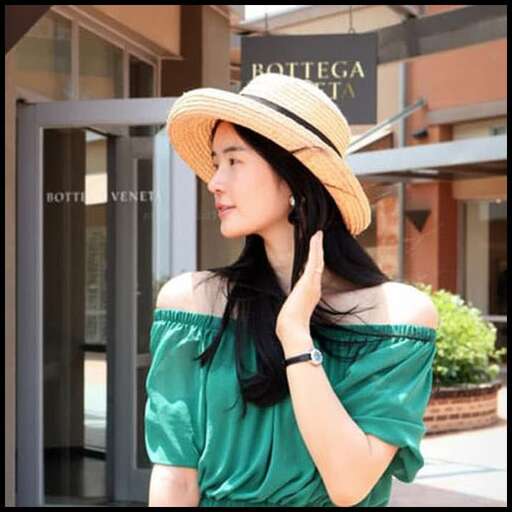 a girl in a straw hat