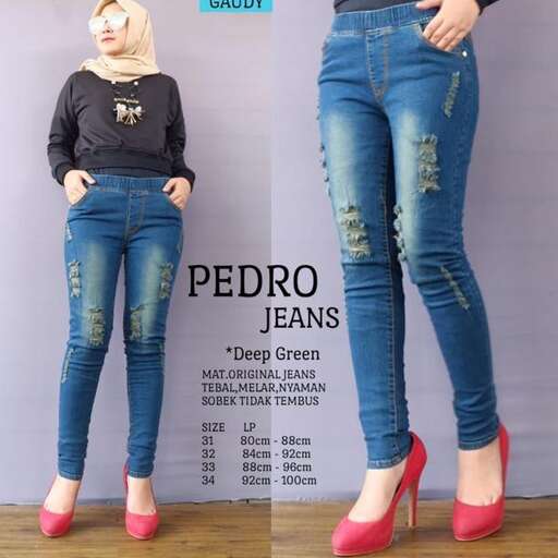 jeans with a black top and pink pumps