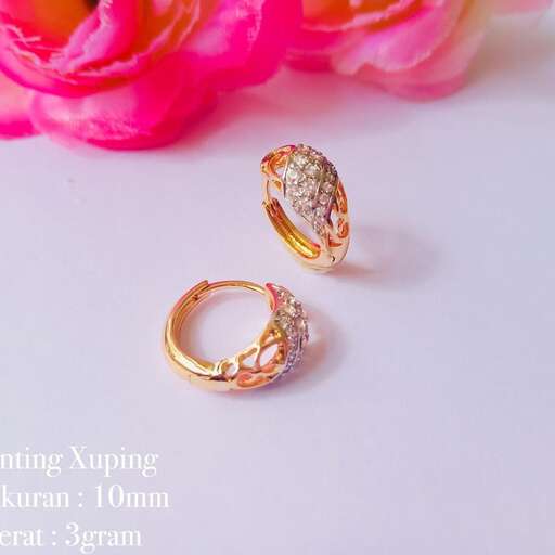 a set of 18k gold and diamond ring set with pink roses