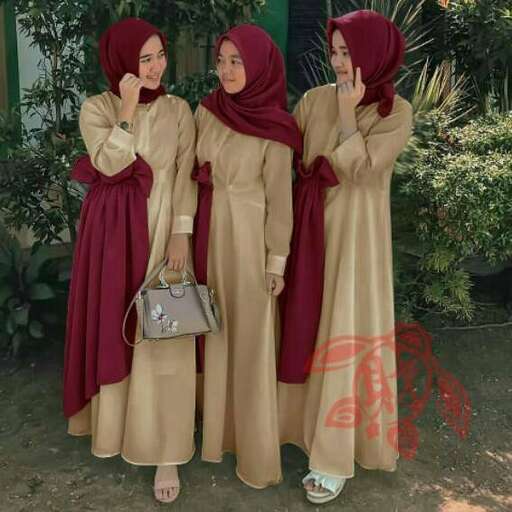 the girls in the traditional dress