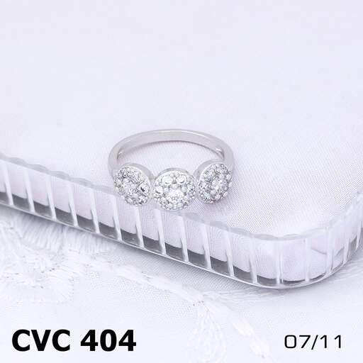 a diamond ring with a diamond in the middle.