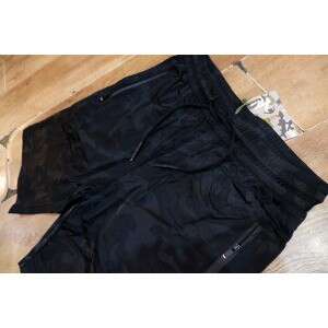 the black shorts are the perfect size for a pair of pants.