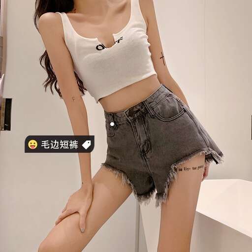 i love the cut out of this skirt.