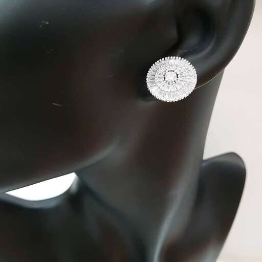 a pair of earrings with a pearl earring.