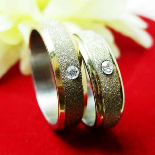 wedding rings with a flower