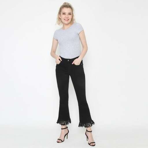 a model in a gray t - shirt and black pants