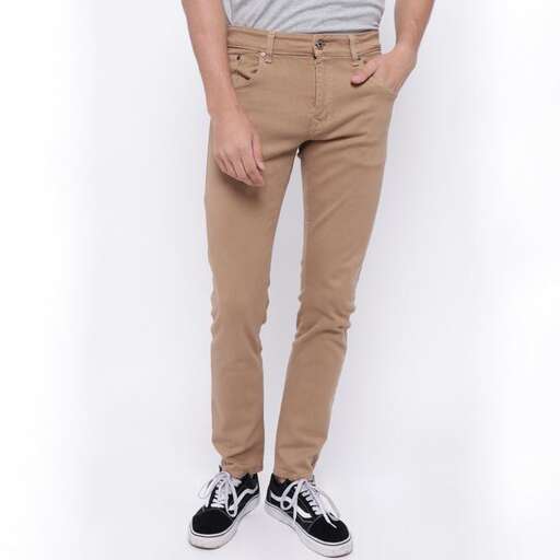 men's casual pants with a t - shirt and a t - shirt
