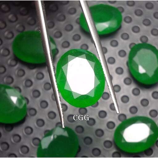 the green glass in the middle is a bit smaller.