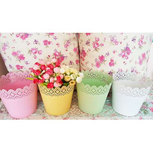i love the idea of a flower pot in a flower pot.