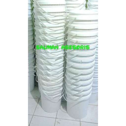 a stack of white plastic cups stacked on top of each other.