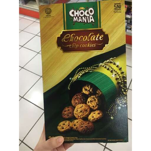 a picture of a chocolate chip cookie