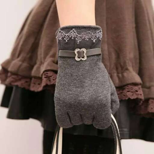 i love the lace on the gloves.