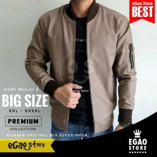 person is a very large size leather jacket with a wide collar and a wide collar.