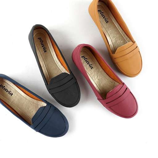 a pair of shoes with a leather sole and a leather sole.