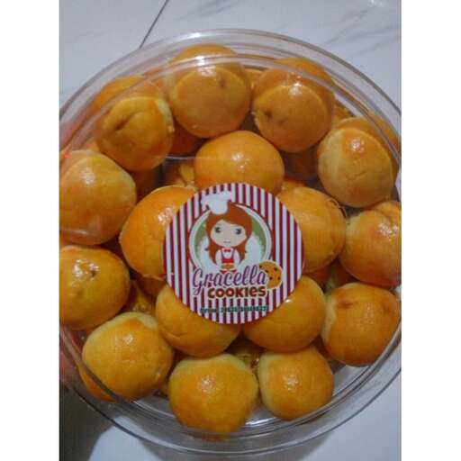 a bowl of oranges and lemons in a glass bowl.