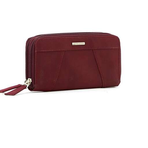 the bag is a small leather bag with a zipper.