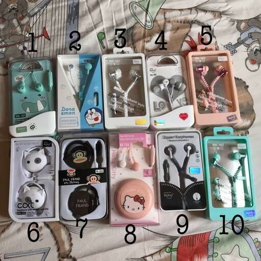 a bunch of electronics that are on a bed