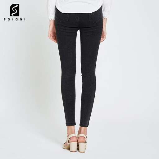 all black skinny jeans with a white tee and a white tee.