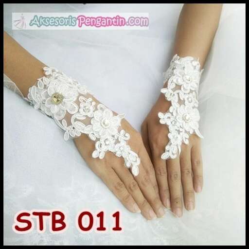 a bracelet of white lace