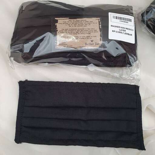 the bag is made from a single piece of cloth.