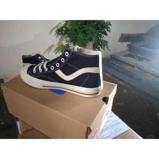 i'm not sure what these shoes are but they are in the box