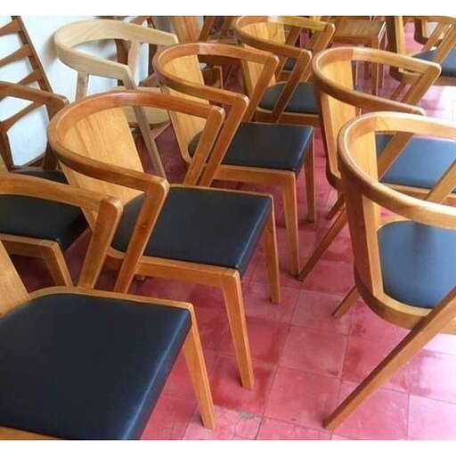 a row of chairs sitting next to each other.