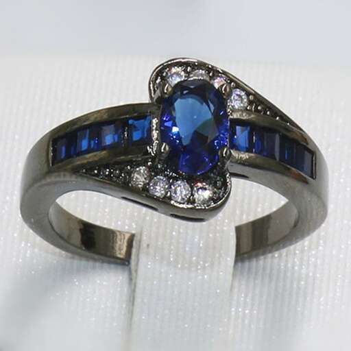 a sapphire and diamond ring with a blue sapphire.