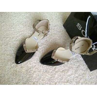 these shoes are made from a pair of leather.
