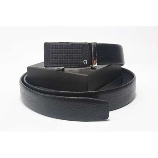 leather belt in black with a wide strap